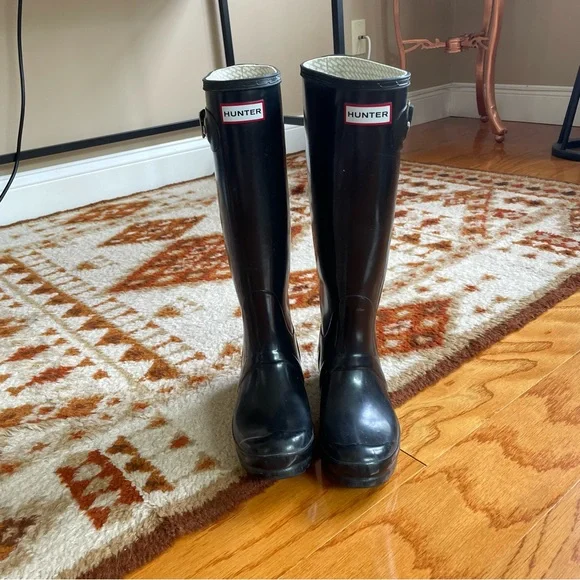 Hunter Women’s Original Tall Rubber Boots in Black SIZE 6 | Black Hunter Boots - Picture 3 of 14